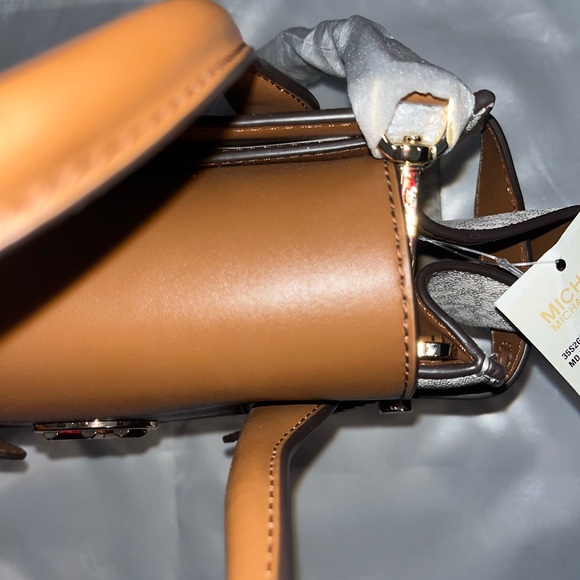 Michael Kors NWT Carmen vanilla medium flap satchal Xbody retails $558 - Picture 12 of 12